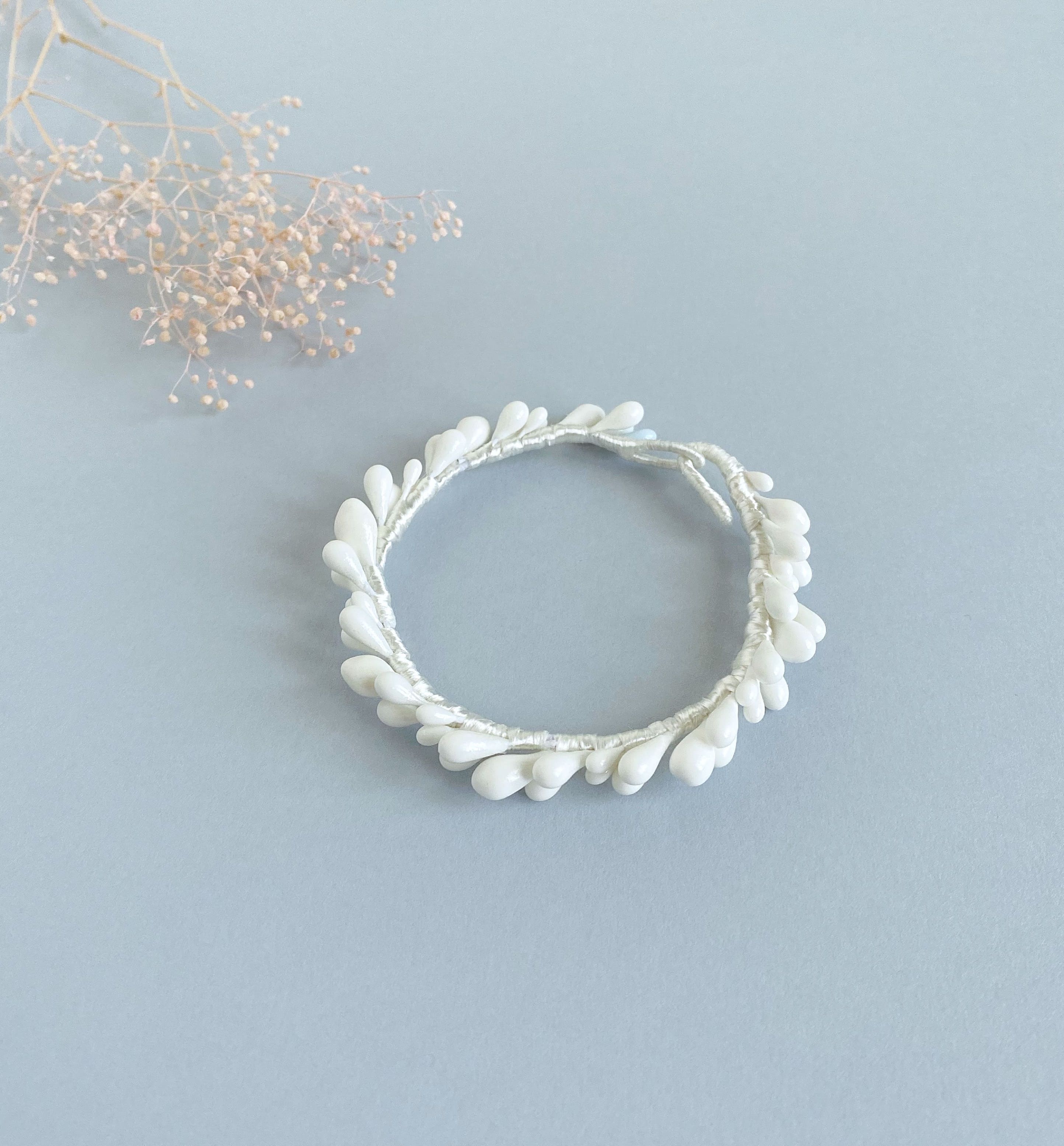 Pulsera de Novia Azahar. Pulsera de novia que regalar el día de la boda. Es una pulsera con pistilos blancos de porcelana.